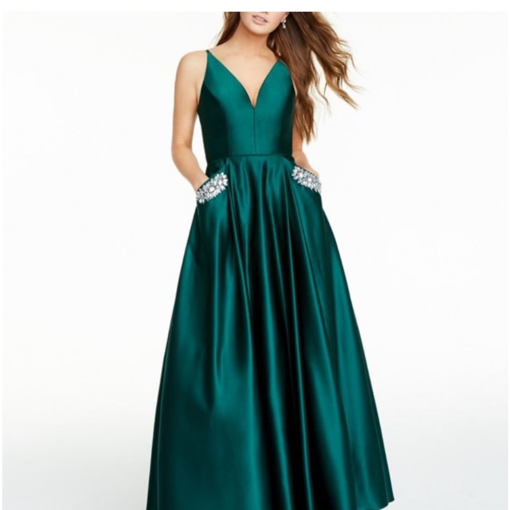 Elegant Green Prom dress